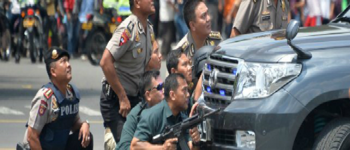 Giacarta, esplosioni in centro: almeno 7 morti