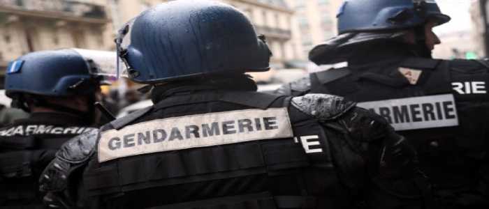 Parigi, uomo con coltello e finta cintura esplosiva ucciso davanti ad un commissariato