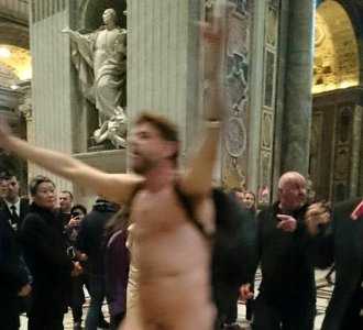Roma, uomo nudo nella Basilica di San Pietro: fermato dagli agenti