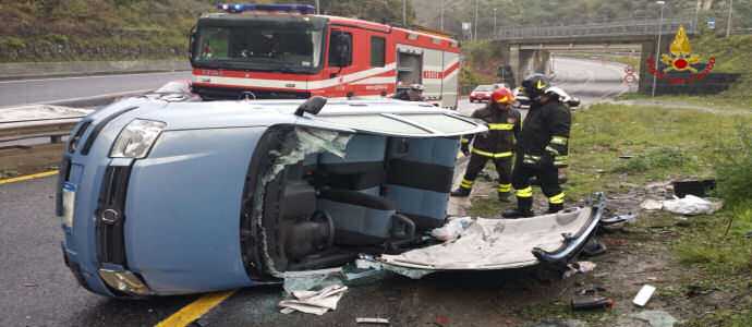 Incidenti Stradali: Sfiorata tragedia a Catanzaro, VVF estrae donna da auto [Foto]