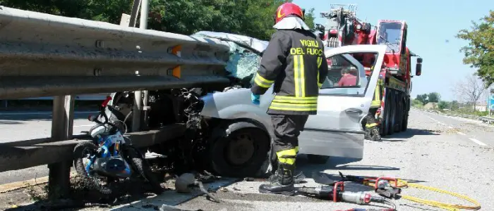 Frontale sulla E45, muore conducente, gravi la moglie e il figlio