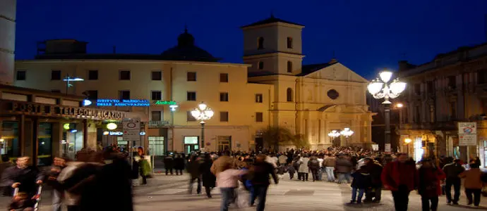 Catanzaro piazza prefettura maxischermo: "live di Vasco Rossi" musica e lirica al Politeama