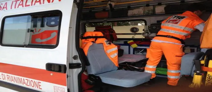 Auto fuori strada tragedia a Vibo, giovane 22enne in coma