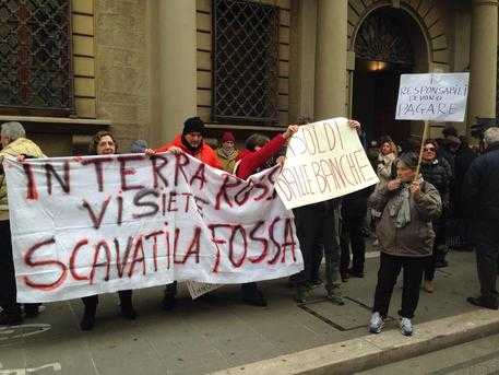 Arezzo, pugni e grida dei risparmiatori davanti sede Banca Etruria: "Ridateci i soldi"
