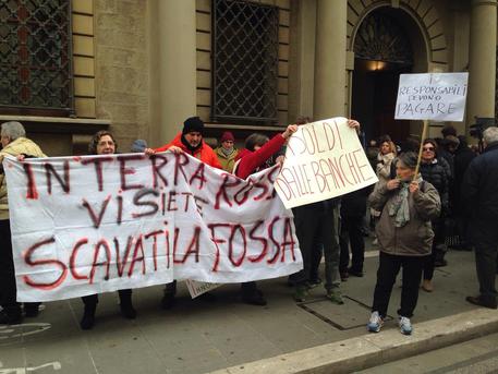 Arezzo, pugni e grida dei risparmiatori davanti sede Banca Etruria: "Ridateci i soldi"