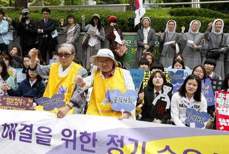 Storico accordo sulle 'donne conforto', il Giappone chiede scusa alla Corea del Sud