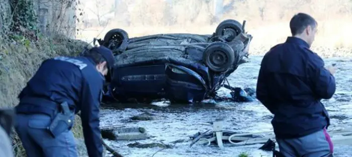 Precipita dal Ponte vecchio: muore automobilista