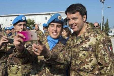 Libano, Renzi alla base italiana Unifil: "Qui orgogliosi di essere italiani"