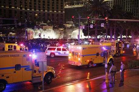 Usa, donna si lancia con auto contro pedoni a Las Vegas: un morto e oltre 30 feriti