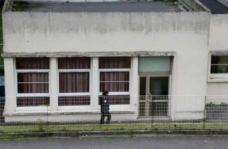 Parigi, insegnante accoltellato: "Ho inventato tutto"