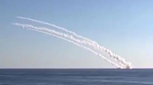 Siria, missili russi su Raqqa. Putin: "speriamo non serva l'atomica"