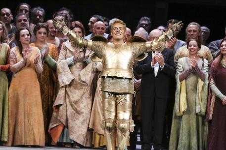 Prima della Scala: trionfa Giovanna d'Arco, tornata dopo 150 anni. Renzi "non chiudiamoci in casa"