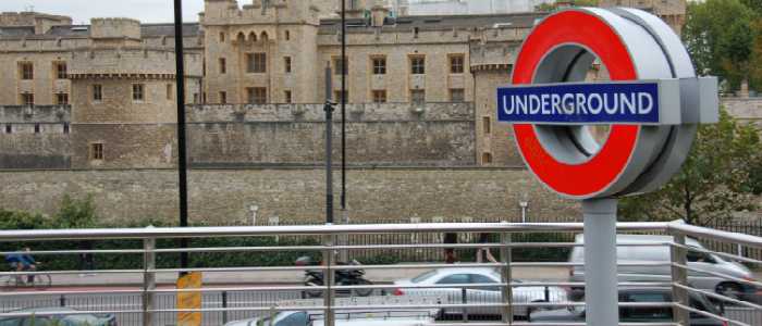 Londra, tenta di uccidere un uomo in metro: "Questo è per la Siria"