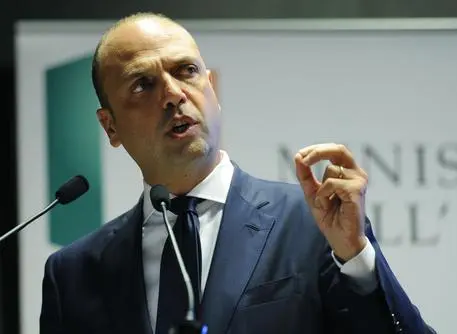 Accordo nell'Ue, Alfano: i passeggeri aerei saranno tracciati