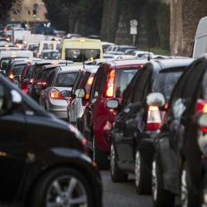 Traffico in tilt a Roma tra stop mezzi pubblici e targhe alterne