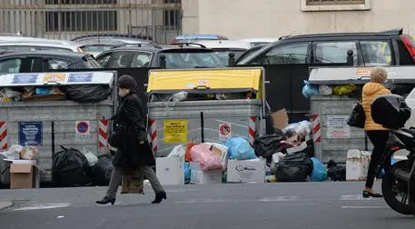 Rifiuti a peso d'oro, in 5 anni tariffe aumentate del 22%. Costi più alti nel Lazio