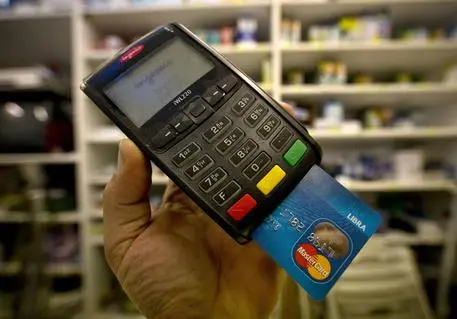 Legge Stabilità: emendamento Pd, ok uso bancomat sotto 5 euro