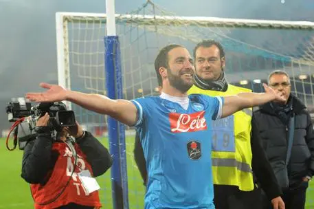 Higuain stende l'Inter, il Napoli è primo e sogna lo scudetto. Ira Mancini per espulsione Nagatomo