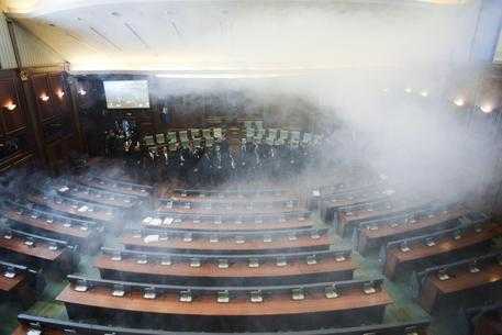 Kosovo, la protesta dei nazionalisti: lacrimogeni in parlamento, trovate due bombe in ospedale