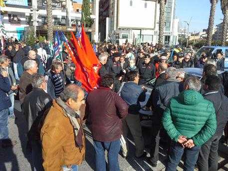 Lavoratori in rivolta in Calabria, bloccati autostrade e imbarchi per la Sicilia