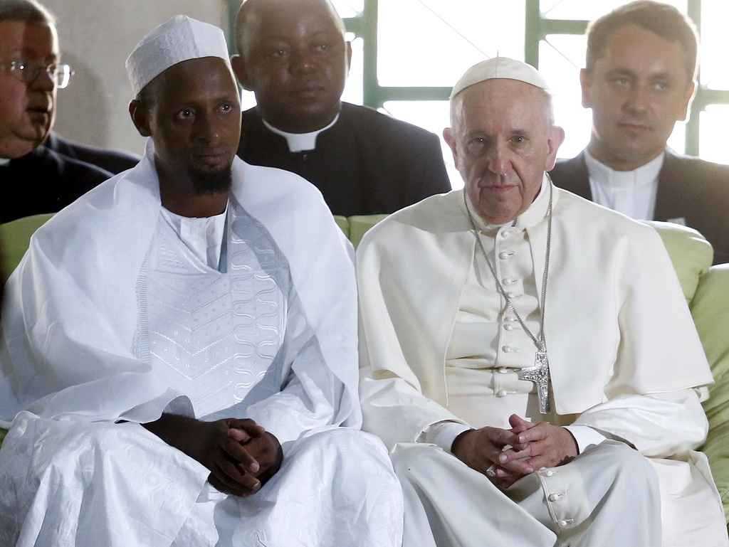 Papa alla moschea di Bangui: "Cristiani e musulmani sono fratelli, no alla violenza in nome di Dio"