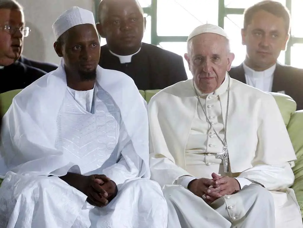 Papa alla moschea di Bangui: "Cristiani e musulmani sono fratelli, no alla violenza in nome di Dio"