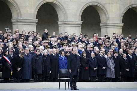 Parigi piange le sue vittime. Hollande: orda di assassini ha ucciso in nome di un Dio tradito