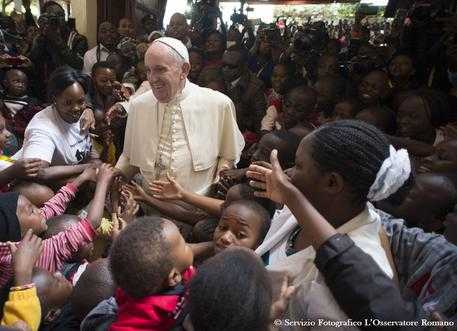 Papa visita la bidonville di Nairobi: "Qui mi sento a casa. Corruzione ovunque, anche in Vaticano"