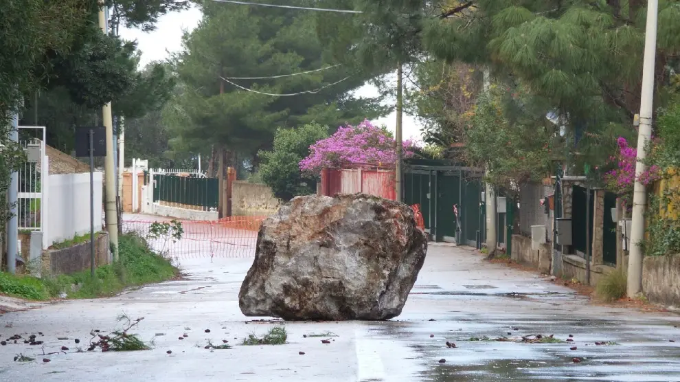 Maltempo causa tragedia a Mondello: masso si stacca e colpisce letalmente anziana signora