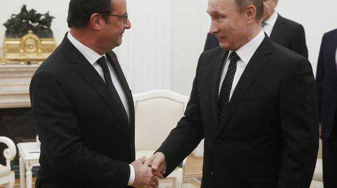 Isis, Hollande e Putin verso un'allenza per combattere il "nemico comune"
