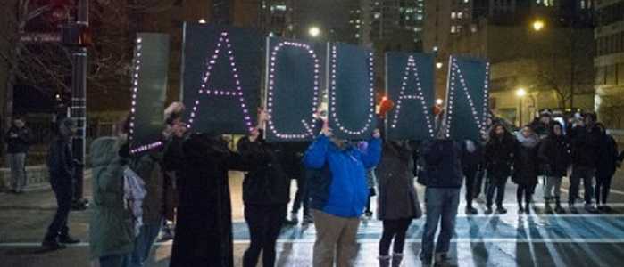 Chicago, proteste per l'assassinio del teenager Laquan McDonald, ucciso da un agente