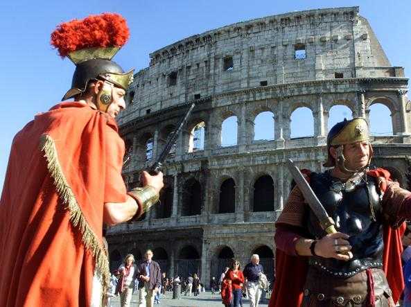 Roma, commissario Tronca vieta centurioni e risciò vicino ai monumenti. Scatta la protesta
