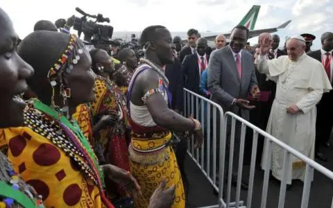 Papa Francesco è atterrato a Nairobi: "Attentati? Sono più preoccupato per le zanzare"