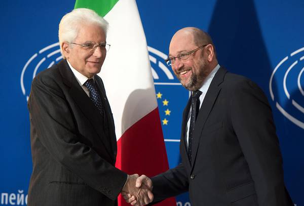 Mattarella a Strasburgo: "Momento drammatico per l'Europa, sia più unita contro terrorismo"