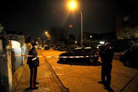 Commerciante uccide rapinatore in casa nel Milanese. La procura: legittima difesa