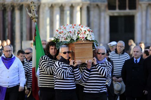 L'addio a Valeria Solesin, il papà: "Esempio di giovani che non si arrendono"