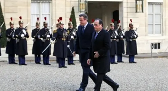 Francia, Hollande: "Intensificheremo i nostri raid aerei contro l'Isis"
