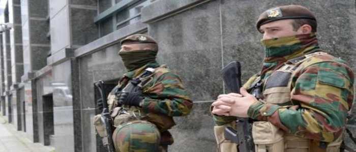 Terrorismo, Bruxelles: chiuse scuole e metro anche lunedì. Blitz alla Grand Place
