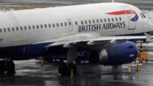 Paura su volo British, passeggera tenta di aprire portellone: arrestata