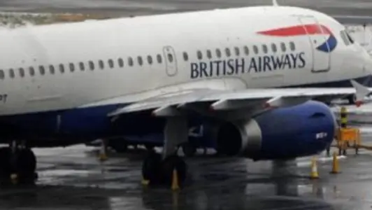 Paura su volo British, passeggera tenta di aprire portellone: arrestata