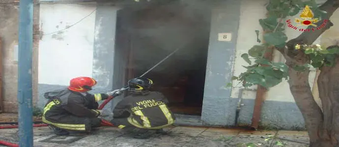 Incendio attività commerciale a Reggio Calabria