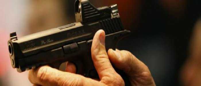 Cosenza, 52enne ucciso a colpi di pistola davanti alla propria dimora