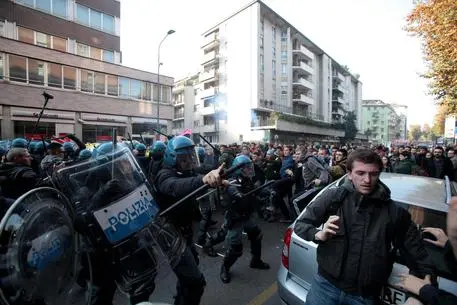 Striscioni, slogan e petardi. Tensioni e cortei contro buona scuola