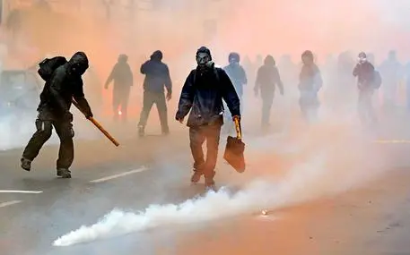 No Expo: Primo Maggio di violenza a Milano, 10 arrestati per devastazione