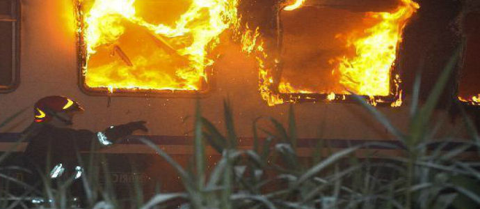 Vagoni ferroviari in fiamme, pompieri in azione a Cosenza