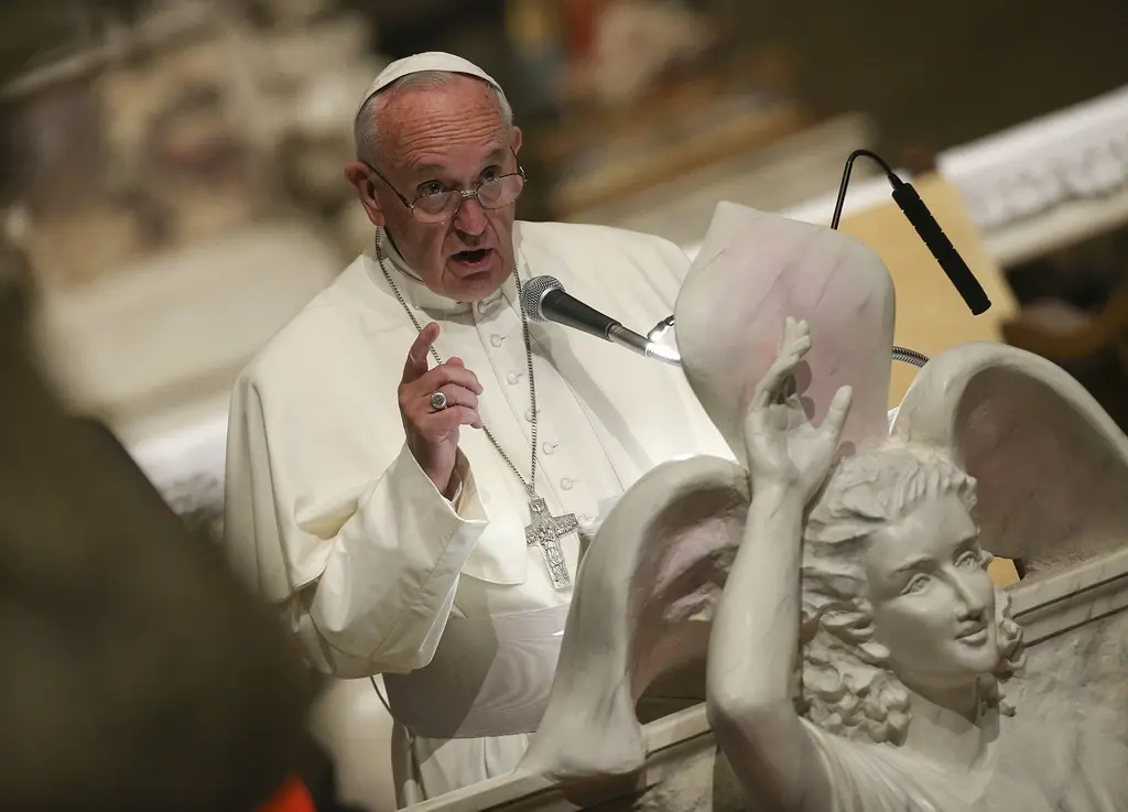 Monito di Francesco alla Chiesa,  "No all'ossessione del potere"