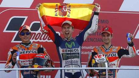 MotoGp, tifosi spagnoli danno ragione a Rossi: "Marquez ha aiutato Lorenzo"