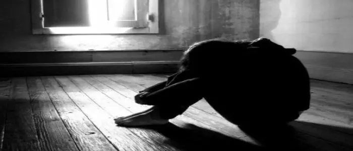 Inghilterra, violentata per anni dal padre: la madre pretende che la ragazza perdoni l'uomo