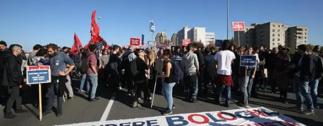 Salvini a Bologna: la città si ribella. Scontri tra manifestanti e forze dell'ordine