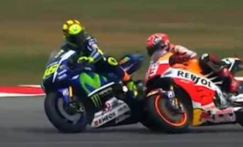 Motogp, la Honda contro Rossi: "Calcio volontario di Rossi, ecco perché Marquez cade"